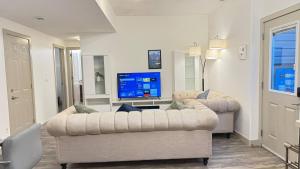 Μια τηλεόραση ή/και κέντρο ψυχαγωγίας στο Red Deer Stay- 2BR Private Suite