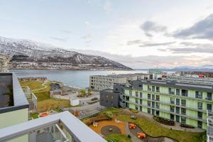 - un balcon offrant une vue sur l'eau dans l'établissement Modern top apartment in Tromsø, à Hjorten