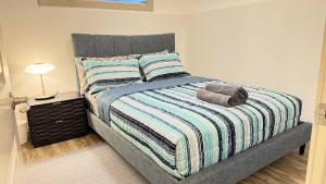 Ένα ή περισσότερα κρεβάτια σε δωμάτιο στο Red Deer Stay- 2BR Private Suite