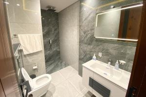 穆里Luxury 2 Bed Apartment in Monal Murree的浴室里有洗手池、马桶和镜子。 更多13张照片