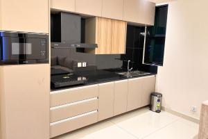 穆里Luxury 2 Bed Apartment in Monal Murree的厨房配有白色橱柜和黑色台面