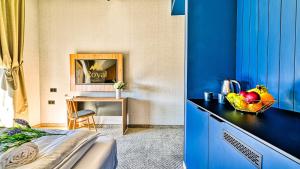a kitchen with a bowl of fruit on a counter at Mountain Horizon Valley z basenami, saunami i strefą fitness by Royal Aparts in Szklarska Poręba
