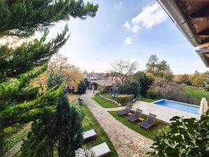 une image d'un jardin avec une piscine dans l'établissement Casa Karnevali, à Žminj