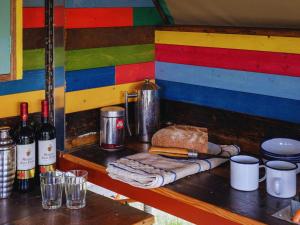 - une table avec un pain et des bouteilles de vin dans l'établissement Westacre 4 Ton Tents, à Narborough