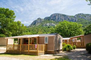 Nespecifikovaný výhled na hory nebo výhled na hory při pohledu z kempu