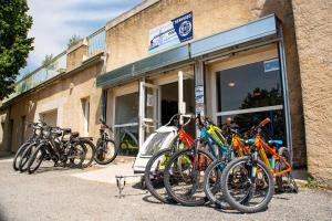 a group of bikes parked in front of a store at Domaine Le Petit Lac in Moustiers-Sainte-Marie