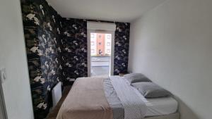 Ένα ή περισσότερα κρεβάτια σε δωμάτιο στο Appartement avec parking privé