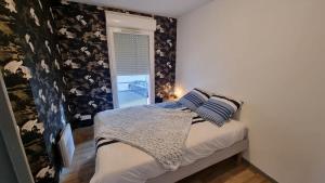 Ένα ή περισσότερα κρεβάτια σε δωμάτιο στο Appartement avec parking privé