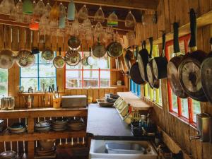 une cuisine avec des casseroles et des poêles accrochées au mur dans l'établissement Westacre Bradmoor & 4 Ton, à Narborough