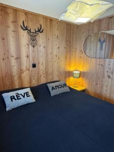 un dormitorio con una cama con dos almohadas. en Sadzot, en Grimentz