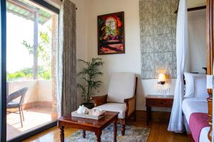 Postel nebo postele na pokoji v ubytování Raas Stays by ELIVAAS 4-BHK Retreat With Private Pool, Gardens, Lounge & Scenic Aravali Views