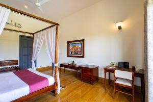 Postel nebo postele na pokoji v ubytování Raas Stays by ELIVAAS 4-BHK Retreat With Private Pool, Gardens, Lounge & Scenic Aravali Views