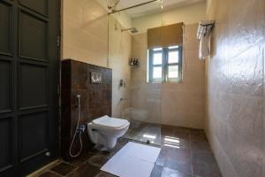 Koupelna v ubytování Raas Stays by ELIVAAS 4-BHK Retreat With Private Pool, Gardens, Lounge & Scenic Aravali Views