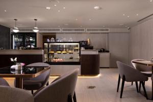 ein Restaurant mit Tisch und Stühlen und einer Küche in der Unterkunft מילה דירות אירוח - Bnb70 in Eilat