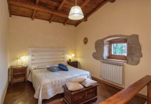 ein Schlafzimmer mit einem Bett und einem Fenster in der Unterkunft Freistehendes Agriturismo in der Toskana für zwei Personen mit großem gemeinschaftlich genutzten Gar in Pratovecchio