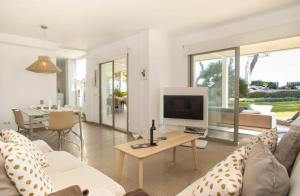 Et tv og/eller underholdning på Charming seaside villa in Muro 220 m²