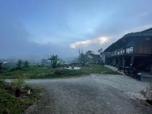 ein Feldweg neben einem Gebäude mit einem Fahrrad darauf in der Unterkunft Cương Mountain View Homestay in Yên Minh