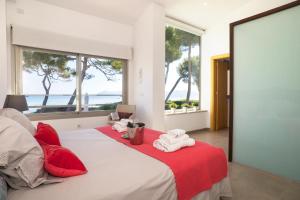 En eller flere senge i et værelse på Charming seaside villa in Muro 220 m²