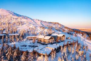 an aerial view of a resort in the snow at Ski-Inn Kultakero Penthouse in Pelkosenniemi