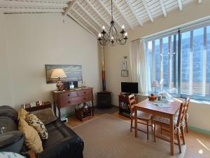 ein Wohnzimmer mit Sofa und Tisch in der Unterkunft A Arribana in Nordestinho