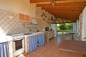 une cuisine avec une cuisinière et un comptoir dans l'établissement Modern Villa with Private Pool in Muro 300 m², à San Lorenzo