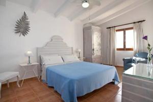 - une chambre avec un lit bleu et un escalier dans l'établissement Modern Villa with Private Pool in Muro 300 m², à San Lorenzo 20 autres photos