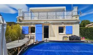 una villa con piscina frente a una casa en Chez Mich'An Luberon, en Saignon 5 fotos más