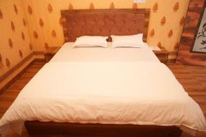 Ένα ή περισσότερα κρεβάτια σε δωμάτιο στο Kesariya Bagh