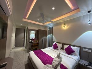 Una cama o camas en una habitación de Daksh The Valley Resort - Saputara 45 fotos más