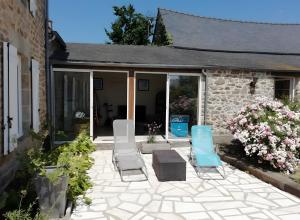 deux chaises et une table sur une terrasse dans l'établissement Chambre Grany - Chambre, à Aucaleuc 2 autres photos