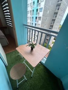 Balkón nebo terasa v ubytování Cozy Seawind 2BR Near Airport, Pool, Wifi, Netflix