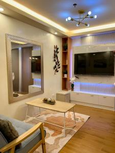 TV a/nebo společenská místnost v ubytování Cozy Seawind 2BR Near Airport, Pool, Wifi, Netflix