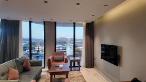 TV a/nebo společenská místnost v ubytování Merya Chalets - Al Shafa