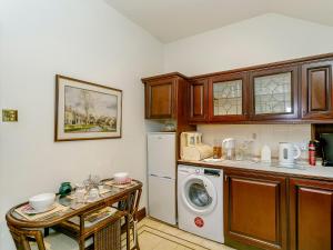 une cuisine avec une machine à laver et un lave-linge dans l'établissement The Gatehouse-Uk11836, à Dronfield