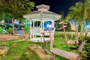 Un patio o zona al aire libre en Season Palace Huahin Hotel