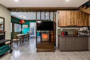 Una cocina y un comedor con TV de pantalla plana. en Chalet Green, en Tiflis 27 fotos más