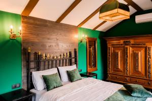 1 dormitorio con paredes verdes y 1 cama grande en Chalet Green, en Tiflis