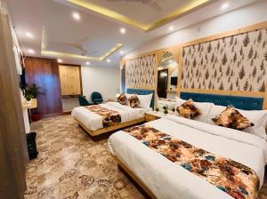une chambre d'hôtel avec deux lits et un canapé dans l'établissement Hilltop Heaven With Scenic Mountain View, à Mussoorie