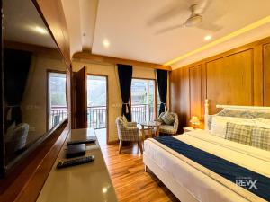 um quarto de hotel com uma cama e uma varanda em Park Woods At Mall Road em Mussoorie