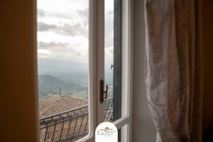 ein Fenster mit Blick auf ein Gebäude in der Unterkunft Belvedere la Rocca in Rocca dʼArce