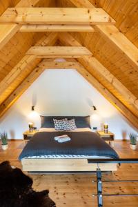 Una cama o camas en una habitación de Chata Jestřáb