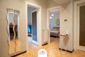 Zimmer mit 2 Spiegeln und einem Zimmer mit einem Bett in der Unterkunft Belvedere la Rocca in Rocca dʼArce