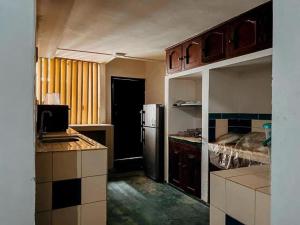 Η κουζίνα ή μικρή κουζίνα στο Derana Villa Hikkaduwa