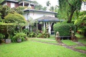een huis met een tuin met beelden in de tuin bij Derana Villa Hikkaduwa in Galle +54 foto's
