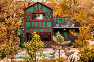 una casa roja y verde en el bosque en Chalet Green, en Tiflis
