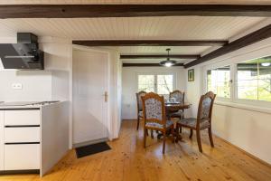 Kuchyň nebo kuchyňský kout v ubytování Hiša Jaglenka + 20 fotografií