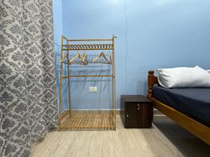 1 dormitorio con 1 cama y perchero con perchas en Barefoot and Beyond - Crafted with Kenchas, en Gokarna 16 fotos más