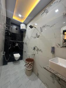 Un baño con lavabo e inodoro en Hotel Peepal Tree Prayagraj, en Prayagraj