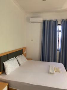 Ένα ή περισσότερα κρεβάτια σε δωμάτιο στο Huasheng Hotel