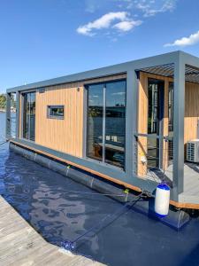 Tòa nhà nơi thuyền tọa lạc +6 ảnh